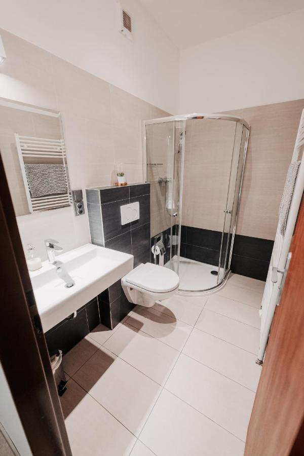 Elegant Studio, 400M From The Square Apartment Plzen Bagian luar foto